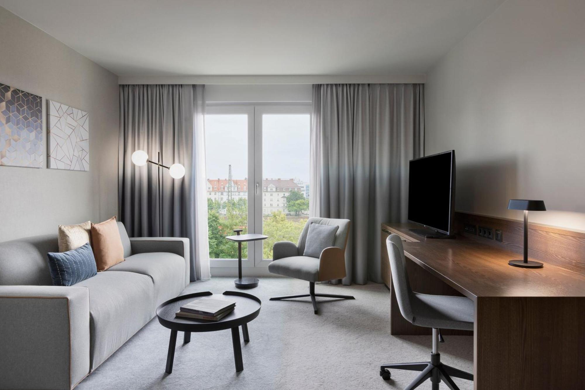 Courtyard By Marriott East Hotel