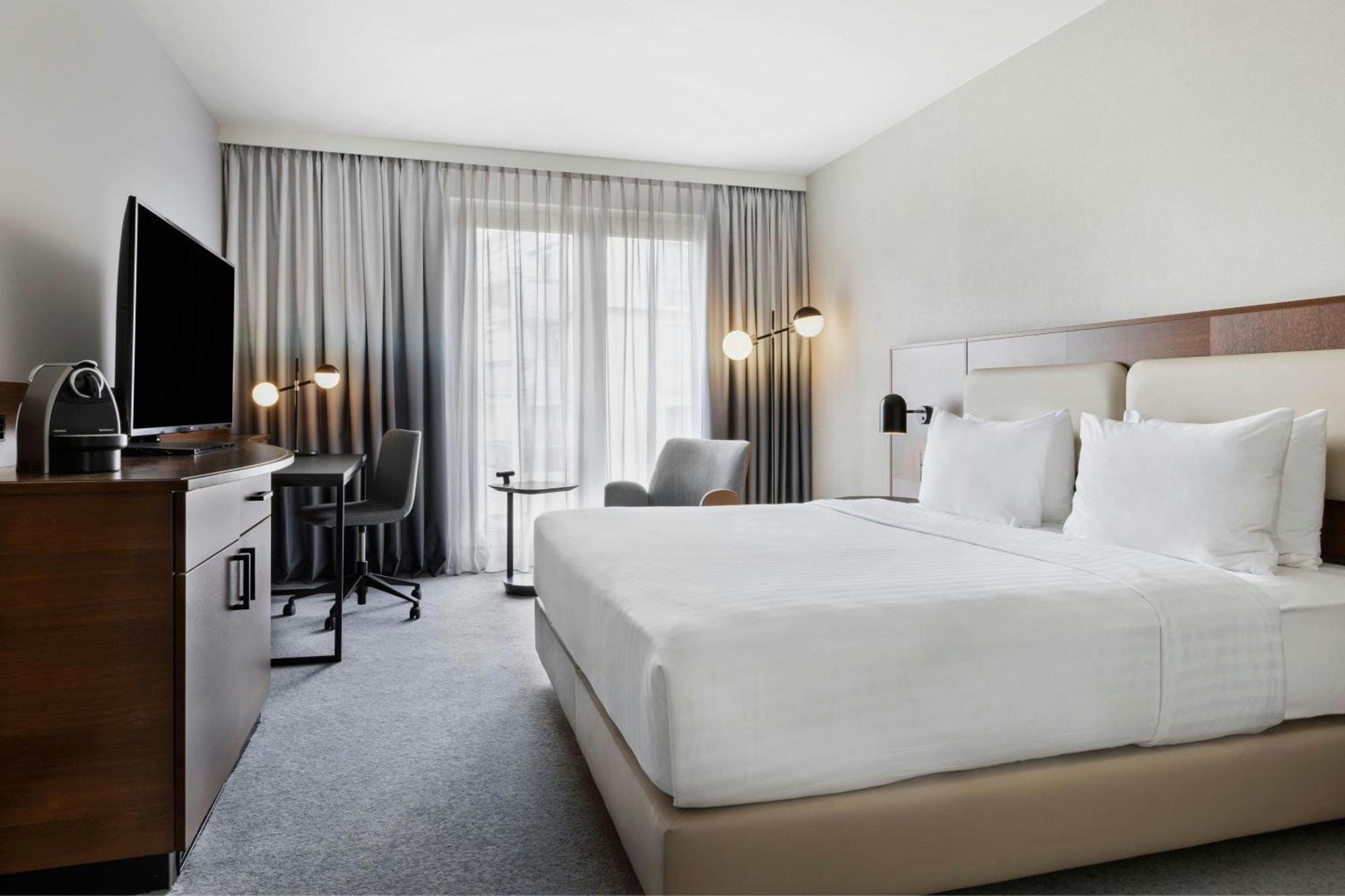 Courtyard By Marriott East Hotel