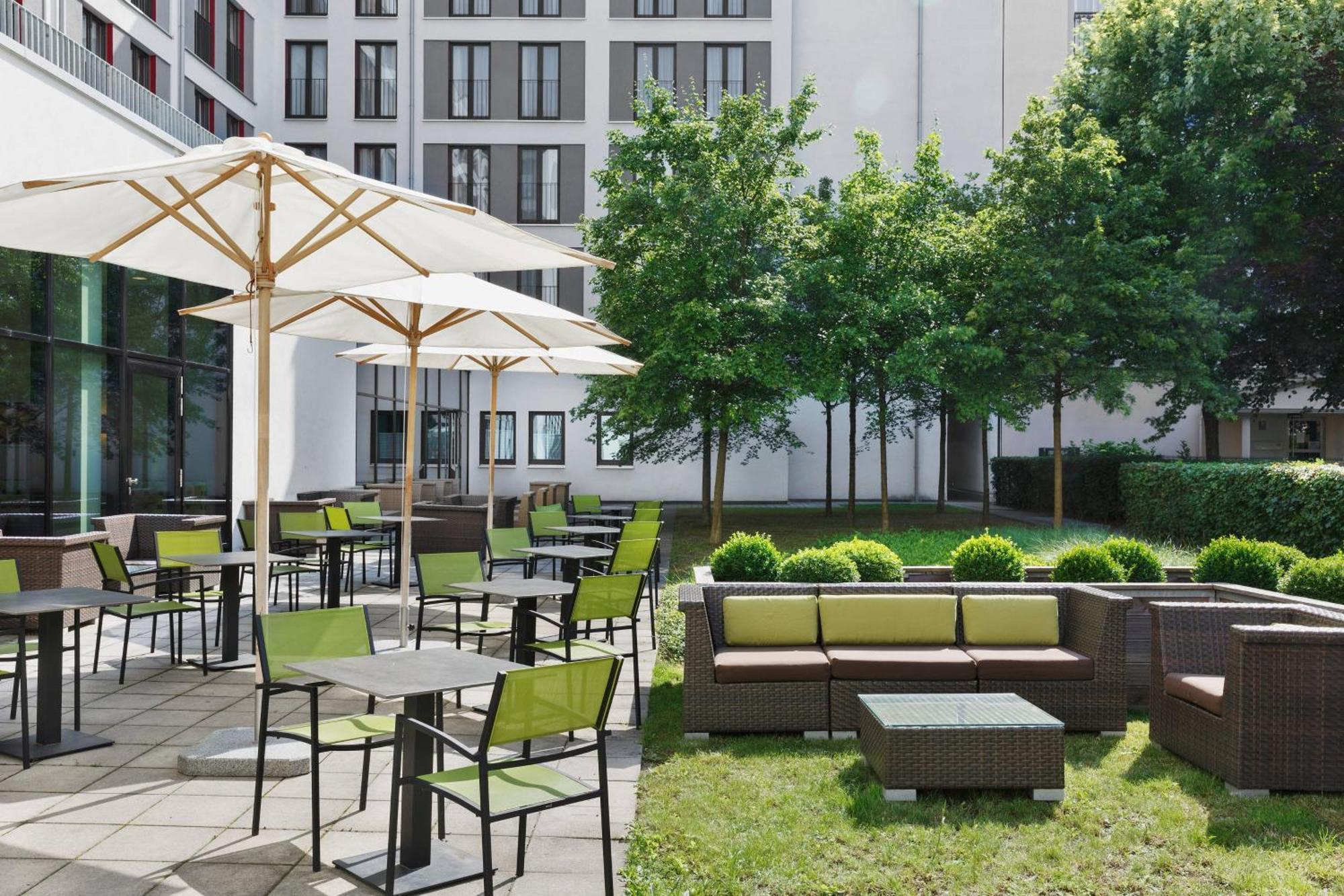 Courtyard By Marriott East Hotel